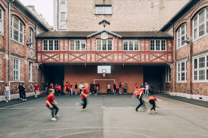 Élèves dans la cour de récréation de l’École alsacienne